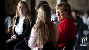 Bundeskanzlerin Angela Merkel während einer Diskussion mit Jugendlichen.