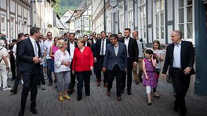 Bundeskanzlerin Angela Merkel im Gespräch beim Rundgang durch die Stadt.