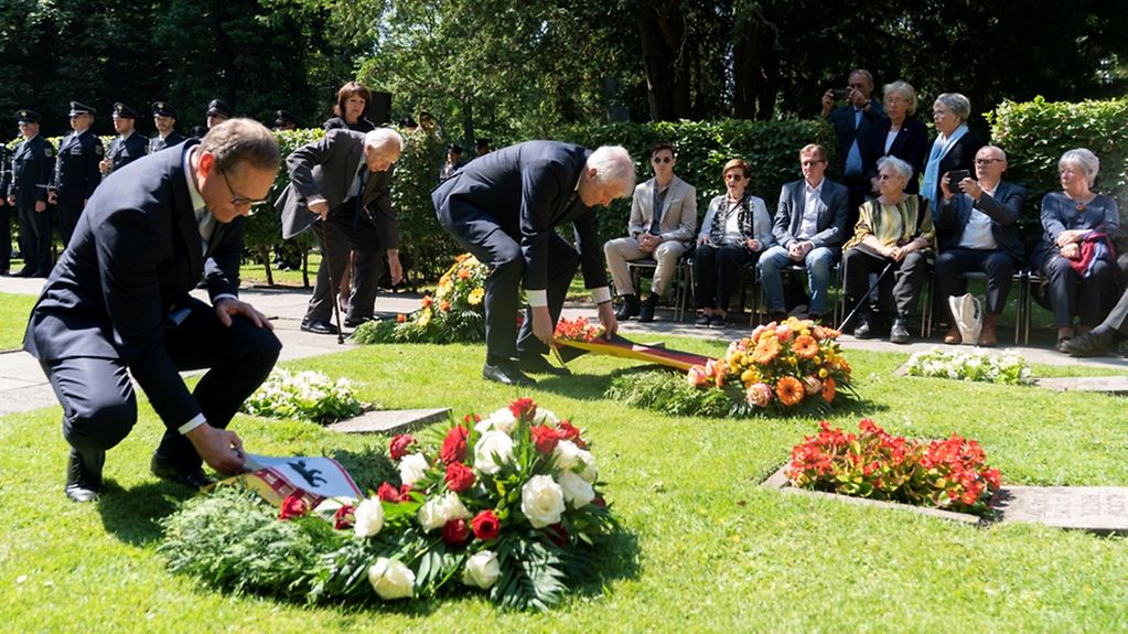 Le ministre fédéral de l’Intérieur Horst Seehofer et le maire de Berlin Michael Müller déposent des gerbes de fleurs