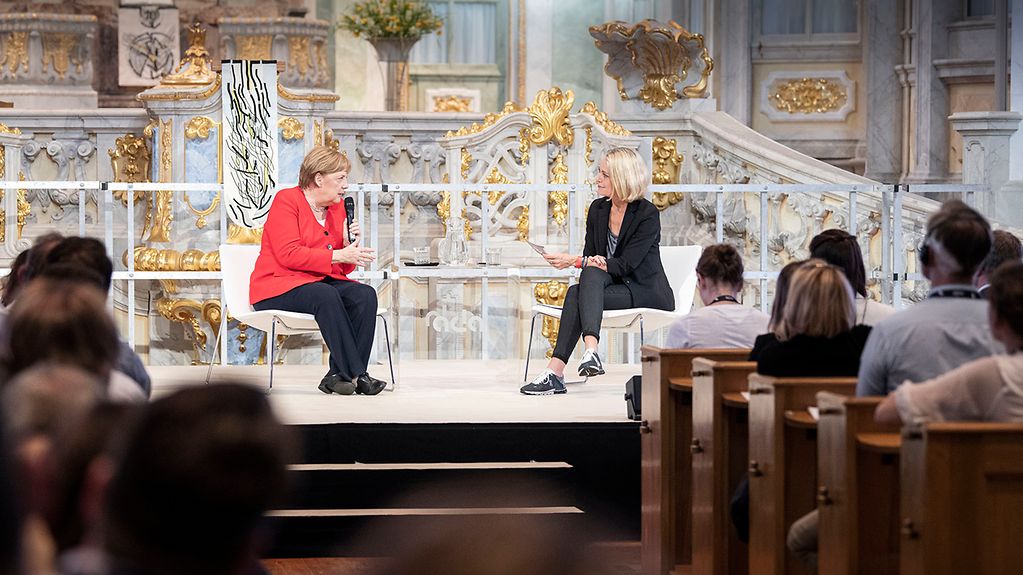 La chancelière fédérale Angela Merkel s’entretient avec Miriam Meckel lors de la conférence « Morals & Machines » dans la Frauenkirche de Dresde