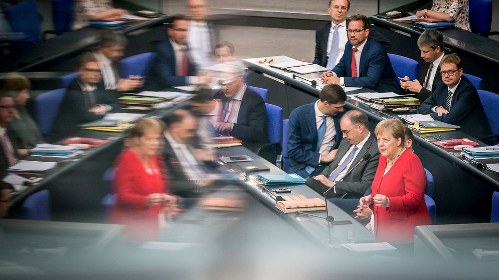 Bundeskanzlerin Angela Merkel spricht bei einer Regierungsbefragung im Bundestag.
