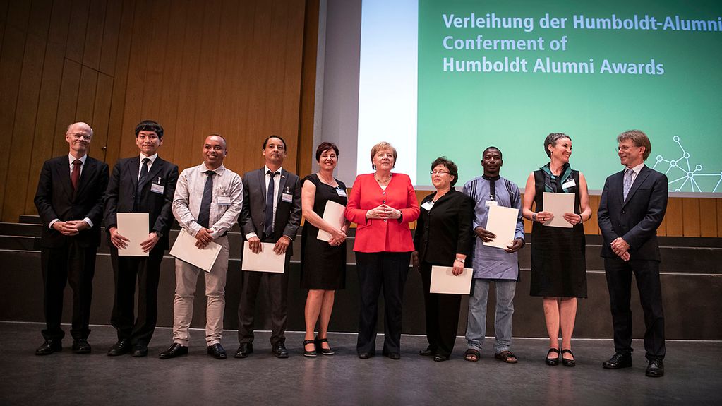 Kanzlerin Merkel mit den Preisträgern des Alumni-Preises der Humboldt-Stiftung.