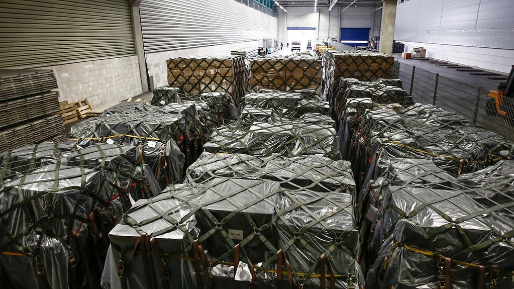 Équipements militaires sur des palettes dans un avion cargo