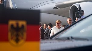 Bundeskanzlerin Angela Merkel bei der Ankunft zum G20-Treffen auf dem Flughafen.