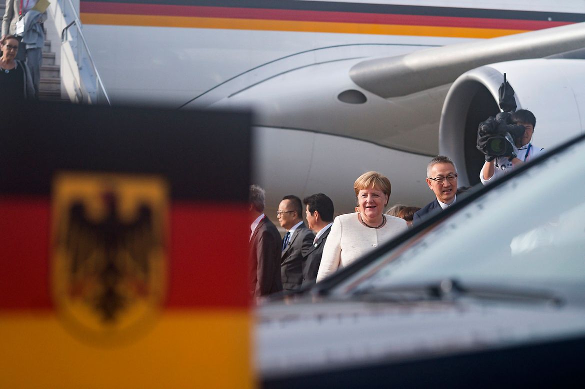 Bundeskanzlerin Angela Merkel bei der Ankunft zum G20-Treffen auf dem Flughafen.