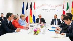 Bundeskanzlerin Angela Merkel beim G20-Treffen in Osaka im Gespräch mit EU-Partnern.