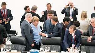 Bundeskanzlerin Angela Merkel kommt beim G20-Treffen in Osaka zur ersten Arbeitssitzung.