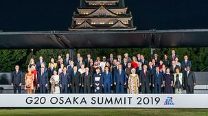Bundeskanzlerin Angela Merkel beim G20-Treffen in Osaka beim Familienfoto.