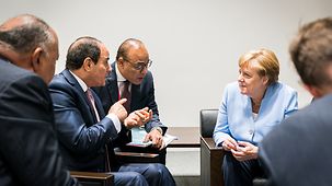 Bundeskanzlerin Angela Merkel beim G20-Treffen in Osaka im Gespräch mit Abdel Fattah Al-Sisi, Ägyptens Präsident.