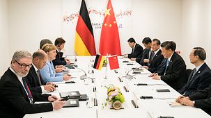Bundeskanzlerin Angela Merkel beim G20-Treffen in Osaka im Gespräch mit Xi Jinping, Chinas Staatspräsident.