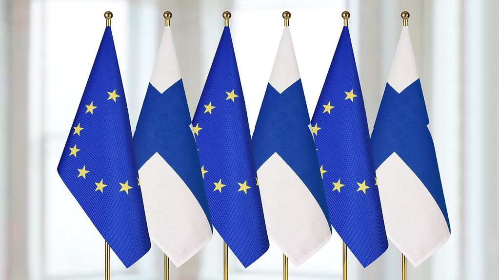 Europa- und finnische Flaggen nebeneinander aufgereiht.