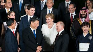 Bundeskanzlerin Angela Merkel beim G20-Treffen in Osaka im Gespräch mit Xi Jinping, Chinas Staatspräsident, und Wladimir Putin, Russlands Präsident.