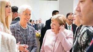 Bundeskanzlerin Angela Merkel im Gespräch mit Christine Lagarde, Direktorin des Internationalen Währungsfonds (IWF) und anderen Teilnehmern.