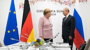 Bundeskanzlerin Angela Merkel im Gespräch mit Wladimir Putin, Russlands Präsident.