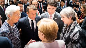 Bundeskanzlerin Angela Merkel im Gespräch mit Christine Lagarde, Direktorin des Internationalen Währungsfonds, Emmanuel Macron, Frankreichs Präsident, Justin Trudeau, Kanadas Premierminister, und Theresa May, Großbritanniens Premierministerin.