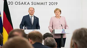 Bundeskanzlerin Angela Merkel spricht bei der Abschluss-Pressekonferenz neben Vizekanzler Scholz.
