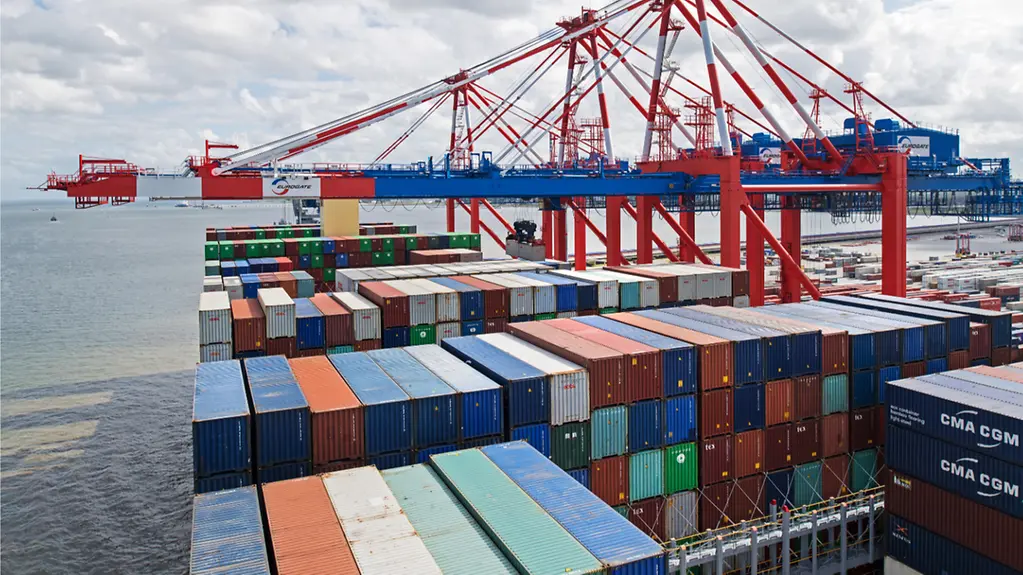 Container im Jade-Weser-Port in Wilhelmshaven.