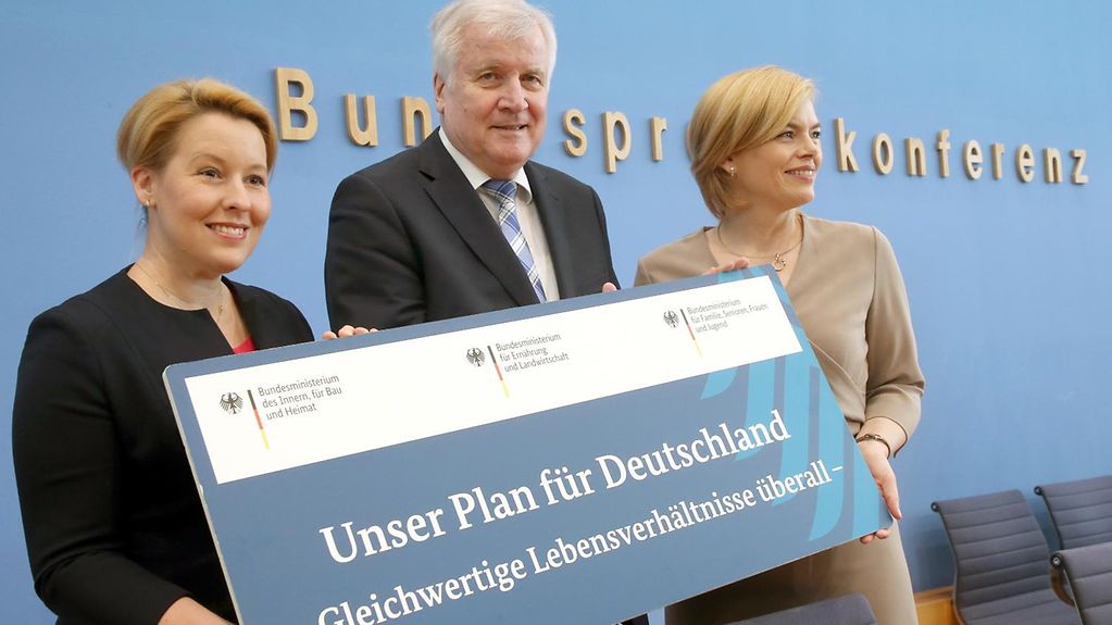 Bundesfamilienministerin Giffey, Bundesinnenminister Seehofer und Bundeslandwirtschaftsministerin Klöckner stellten in Berlin ihre Schlussfolgerungen zur Arbeit der Kommission "Gleichwertige Lebensverhältnisse" vor.