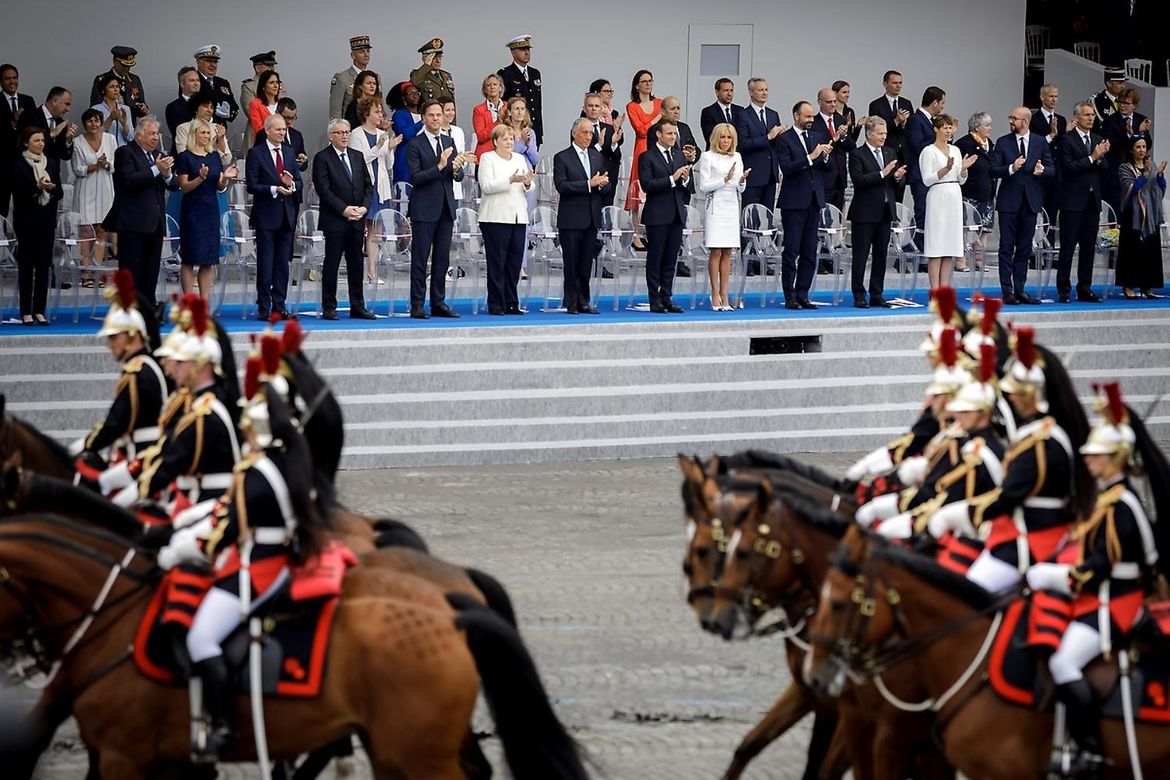 Bundeskanzlerin Angela Merkel und weitere europäische Regierungschefs verfolgen die Militärparade in Paris anlässlich des französischen Nationalfeiertages