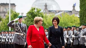 Berlin, 16. Juli 2019: Im Bundeskanzleramt empfängt Merkel die Ministerpräsidentin der Republik Moldau, Maia Sandu, mit militärischen Ehren.