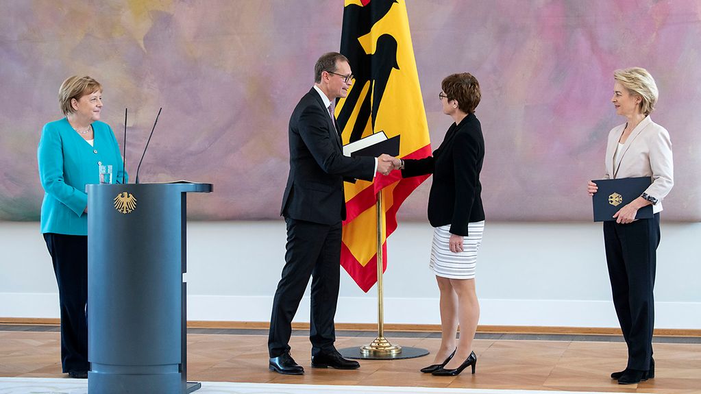 Bundesrats-Vizepräsident Michael Müller überreicht Kramp-Karrenbauer die Ernennungsurkunde.