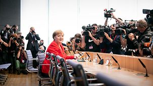 Bundeskanzlerin Angela Merkel wird in der Bundespressekonferent von Medienvertretern umringt.