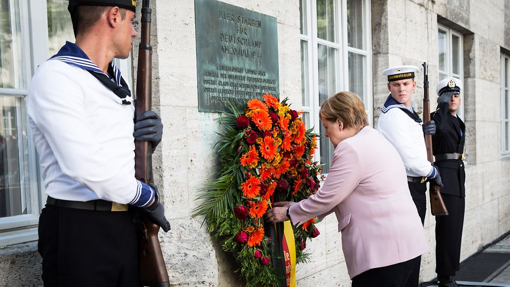 Kanzlerin Merkel legt einen Kranz zu Ehren der Widerstandskämpfer des 20. Juli 1944 nieder.