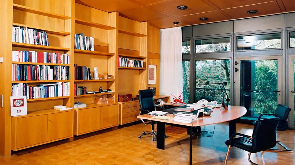 Büro von Bundeskanzler Gerhard Schröder im Bonner Kanzleramt.
