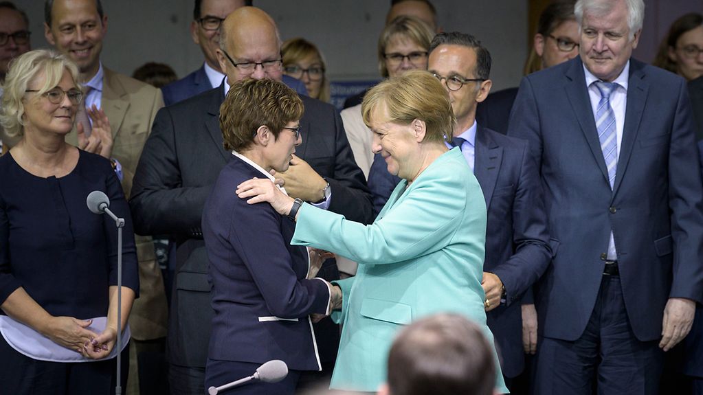 Angela Merkel félicite Annegret Kramp-Karrenbauer en lui serrant la main