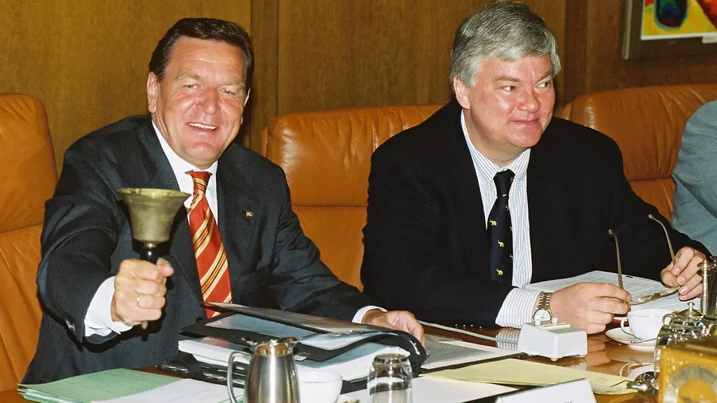 Chancellor Gerhard Schröder rings the bell to open the last Cabinet meeting in Bonn