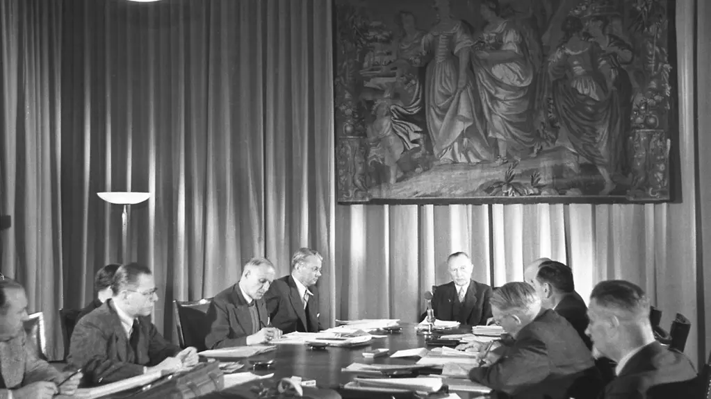 Meeting of the Federal Cabinet under Chancellor Konrad Adenauer in the Museum König in Bonn