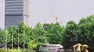 A removal van pulls up in front of the Federal Chancellery in Bonn