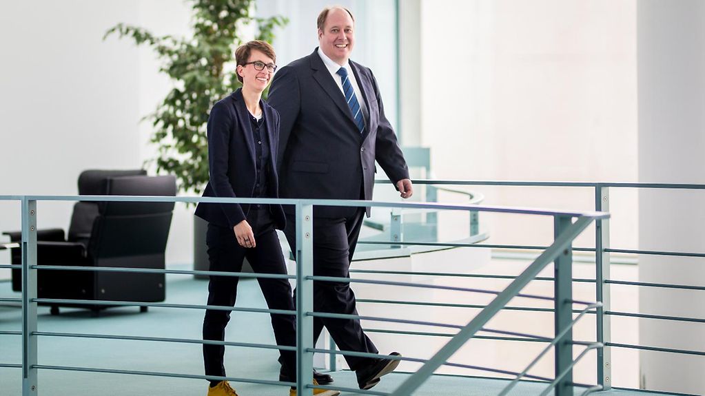Kanzleramtschef Helge Braun und IT-Unternehmerin Stephanie Kaiser gehen durch das Bundeskanzleramt.