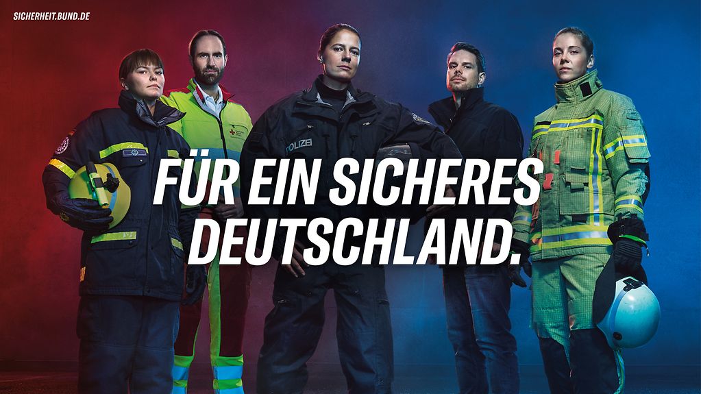 Rettungskräfte posieren gemeinsam für die Kampagne "Für ein sicheres Deutschland"