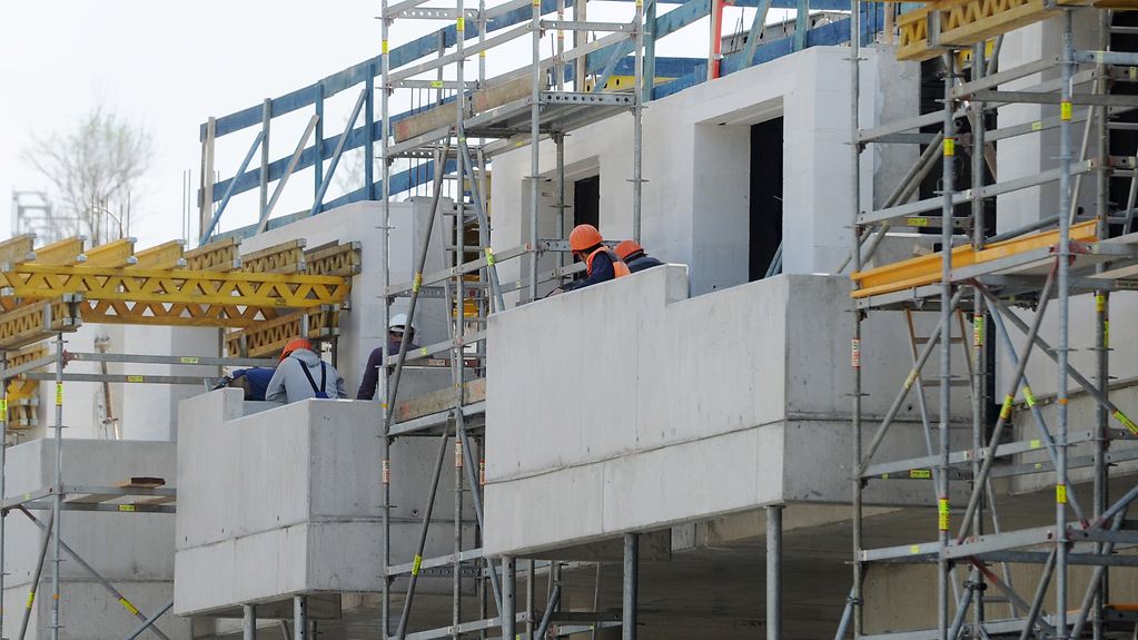 Des ouvriers travaillent à Munich sur le chantier de construction d’un immeuble locatif