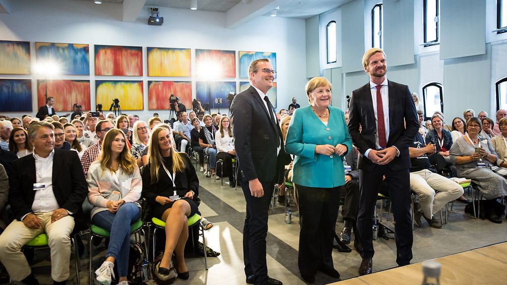 Bundeskanzlerin Merkel steht im Ozeaneum in Stralsund.