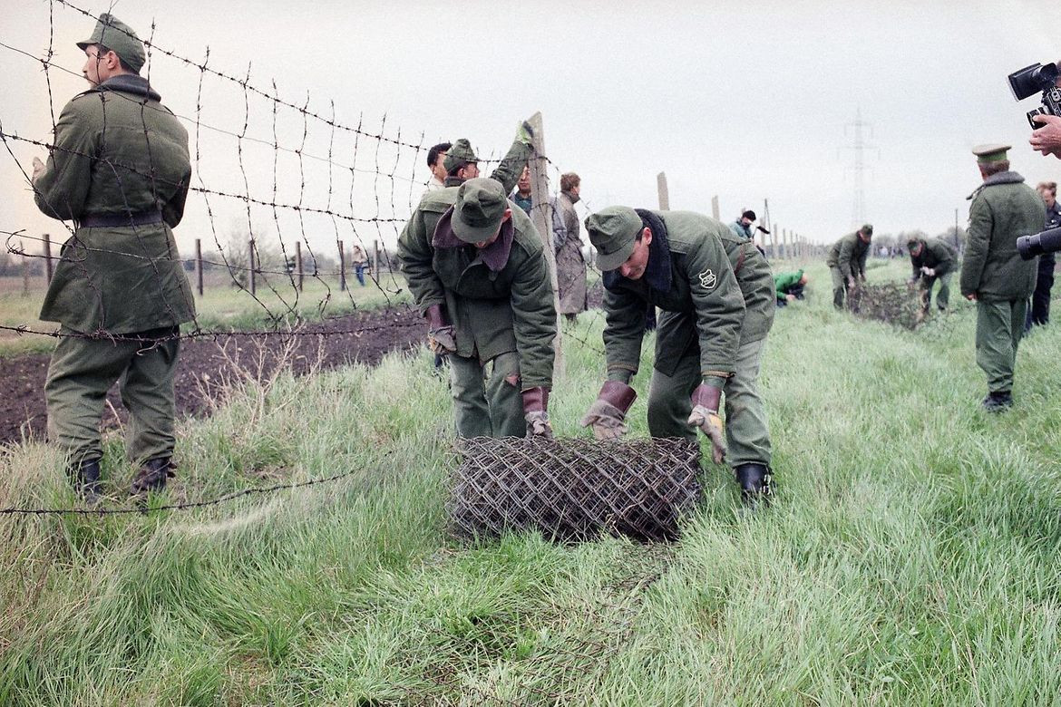 Ungarische Grenzsoldaten bauen den Grenzzaun ab.