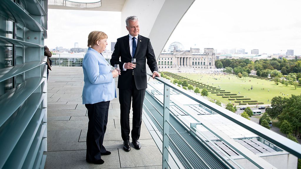 Bundeskanzlerin Angela Merkel im Gespräch mit dem litauischen Präsidenten Gitanas Nausėda