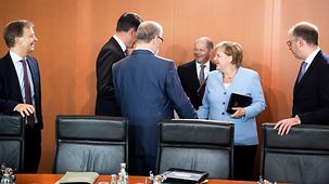 Bundeskanzlerin Angela Merkel wird vor Beginn der Kabinettssitzung begrüßt.