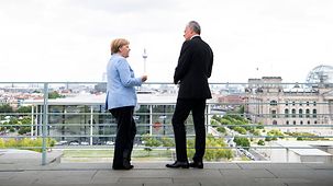 Bundeskanzlerin Angela Merkel unterhält sich mit Gitanas Nauseda, Litauens Präsident, auf der Terrasse.