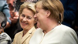 Bundeskanzlerin Angela Merkel beim Großen Zapfenstreich von Ursula von der Leyen