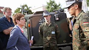 Verteidigungsministerin Annegret Kramp-Karrenbauer beim Tag der offenen Tür der Bundesregierung.