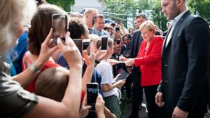Bundeskanzlerin Angela Merkel beim Rundgang anlässlich des Tags der offenen Tür der Bundesregierung.