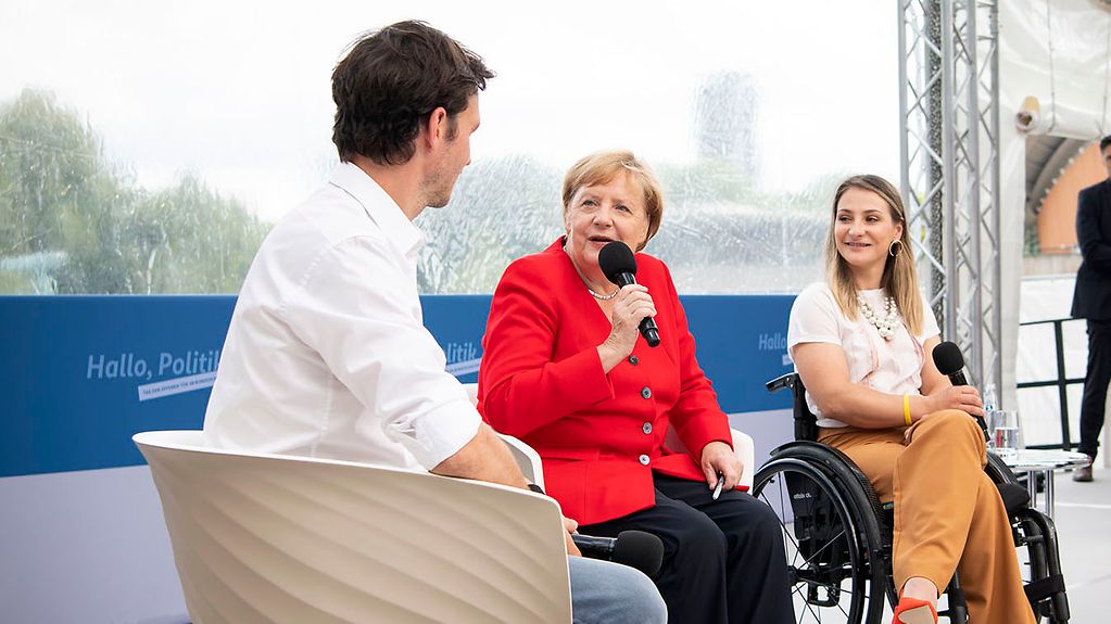 Bundeskanzlerin Angela Merkel im Gespräch mit Felix Neureuther.