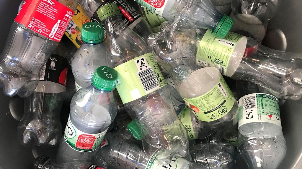 Leere Plastikflaschen in einem Sammelbehälter.