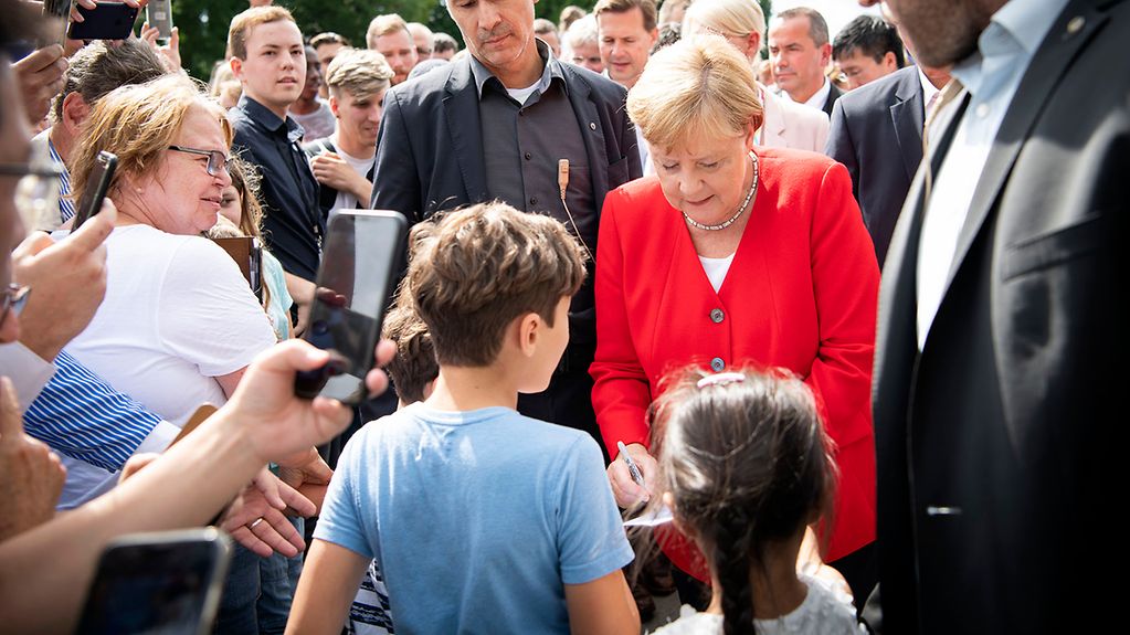 La chancelière fédérale Angela Merkel lors de sa visite à l'occasion de la journée portes ouvertes