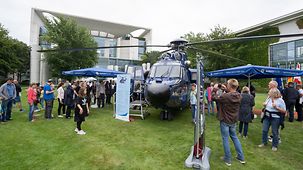 Des visiteurs venus voir l’hélicoptère à la Chancellerie fédérale lors de la journée portes ouvertes du gouvernement fédéral