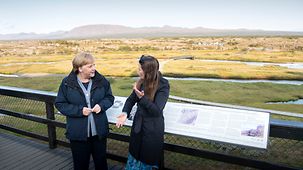 Bundeskanzlerin Angela Merkel im Gespräch mit Katrin Jakobsdottir, isländische Premierministerin den Nationalpark Thingvellir.