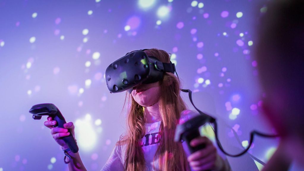 Eine Frau benutzt eine VR-Brille.