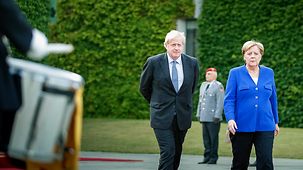 Bundeskanzlerin Angela Merkel begrüßt Boris Johnson, Großbritanniens Premierministerin, mit militärischen Ehren im Bundeskanzleramt.